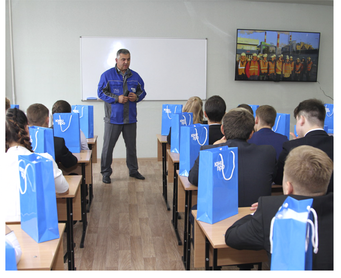 директор Шатурской ГРЭС Сергей Бакурин приветствует учеников энергетического класса